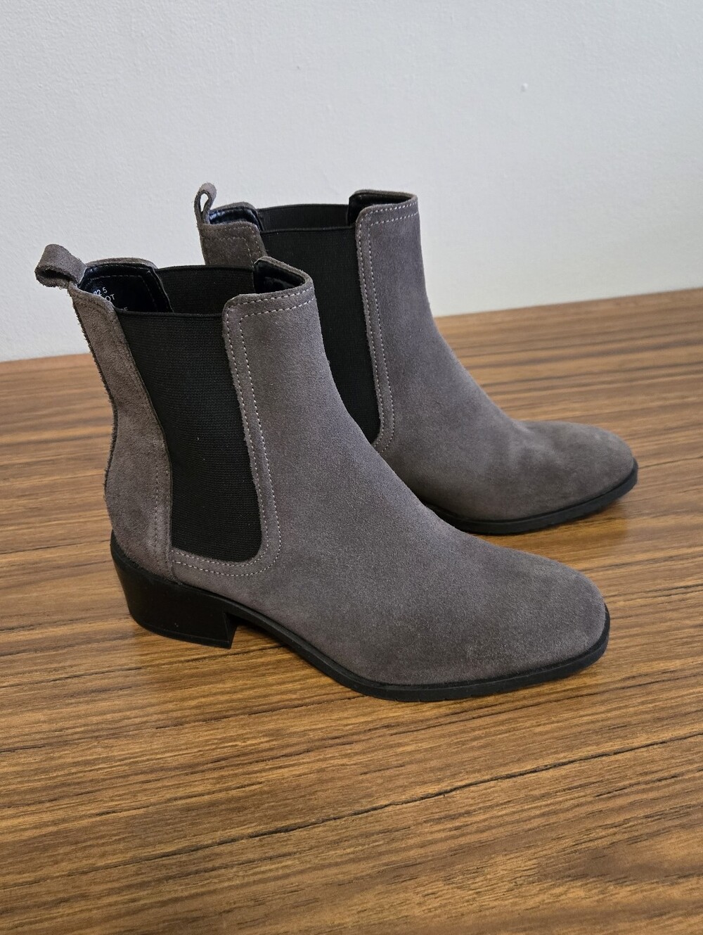 Women's Gray Suede Chelsea Boot Flat Slip-On Ankle Boot Casual Fall Neutral Good